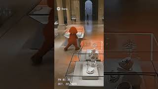 In Esclusiva Le Immagini Del Ladro Del Louvre