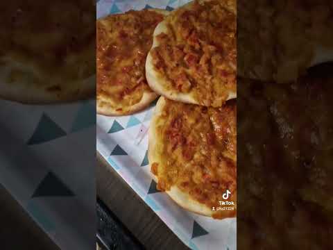 فطاير كشك لذيذة ومقمرة العجينة طحين بيضة خميرة لبن زيت سكر ملح ومعلقة سمنة وماء دافي للعجن