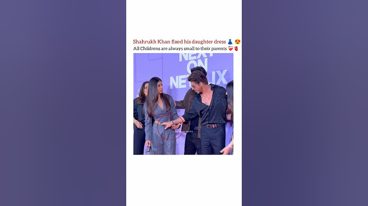 Shahrukh Khan fixed his daughter dress 👗😍 #bollywood #sharukh #suhana #aryan #shortsfeed #shorts