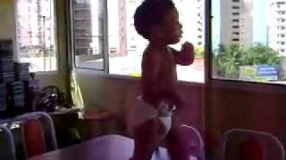 Niño brasileño bailando sanba