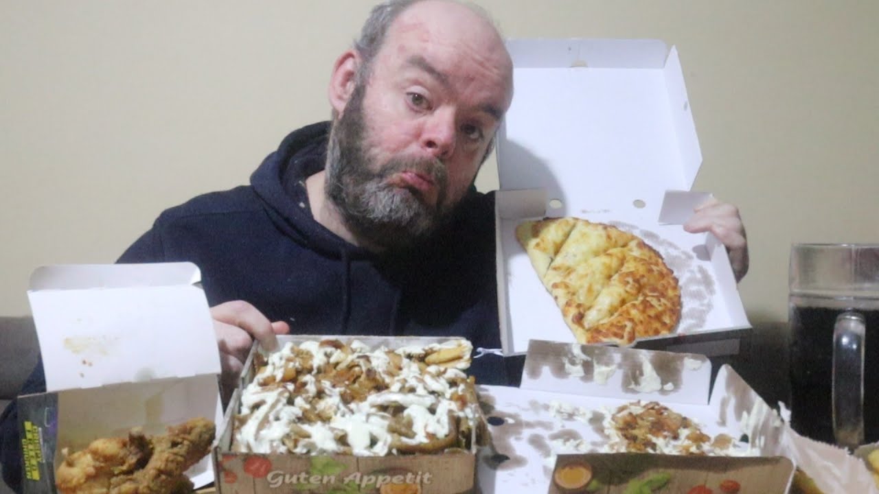 смешанный донер-кебаб с картофелем фри, жареная курица и кальцоне, мукбанг по-британски