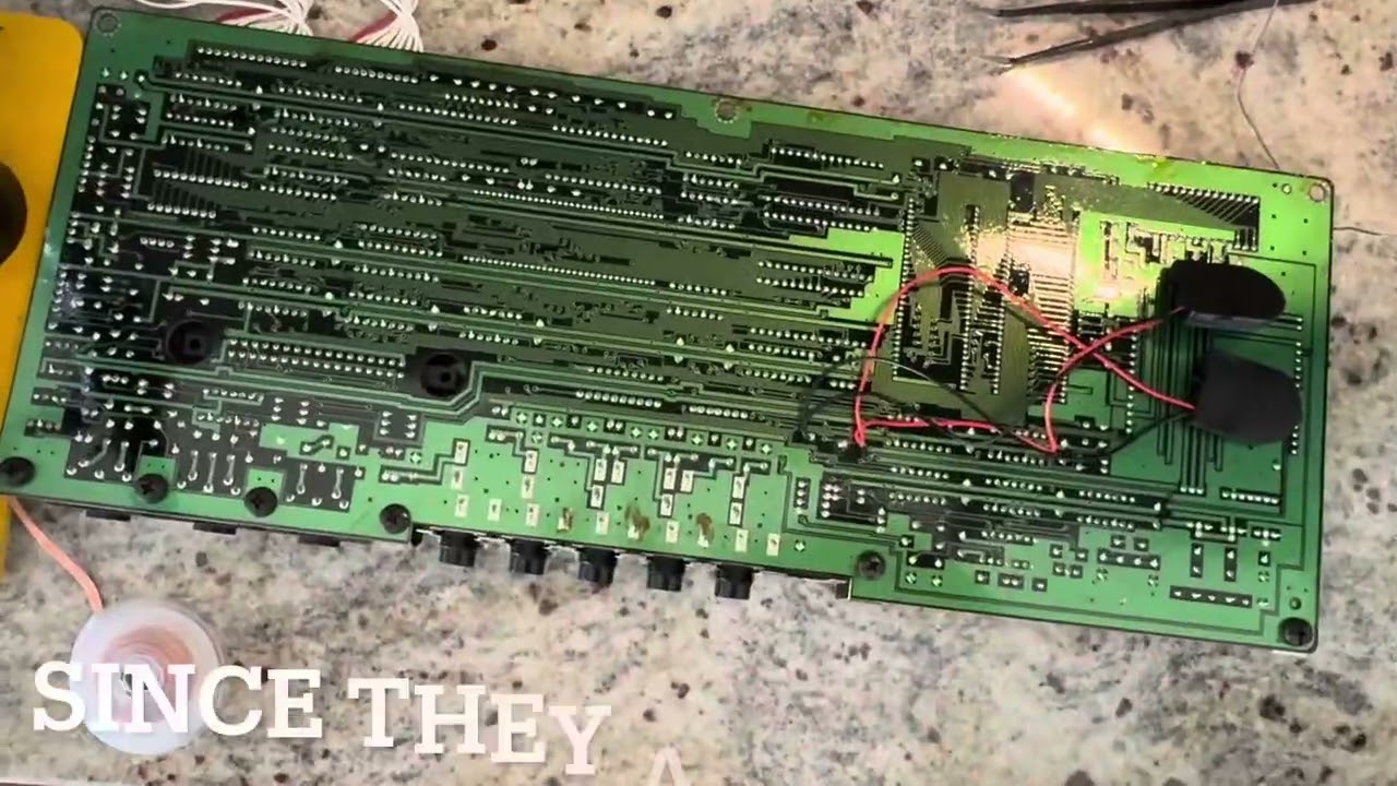 Restoring an old Yamaha DX7s. Changing the battery. - YouTube
