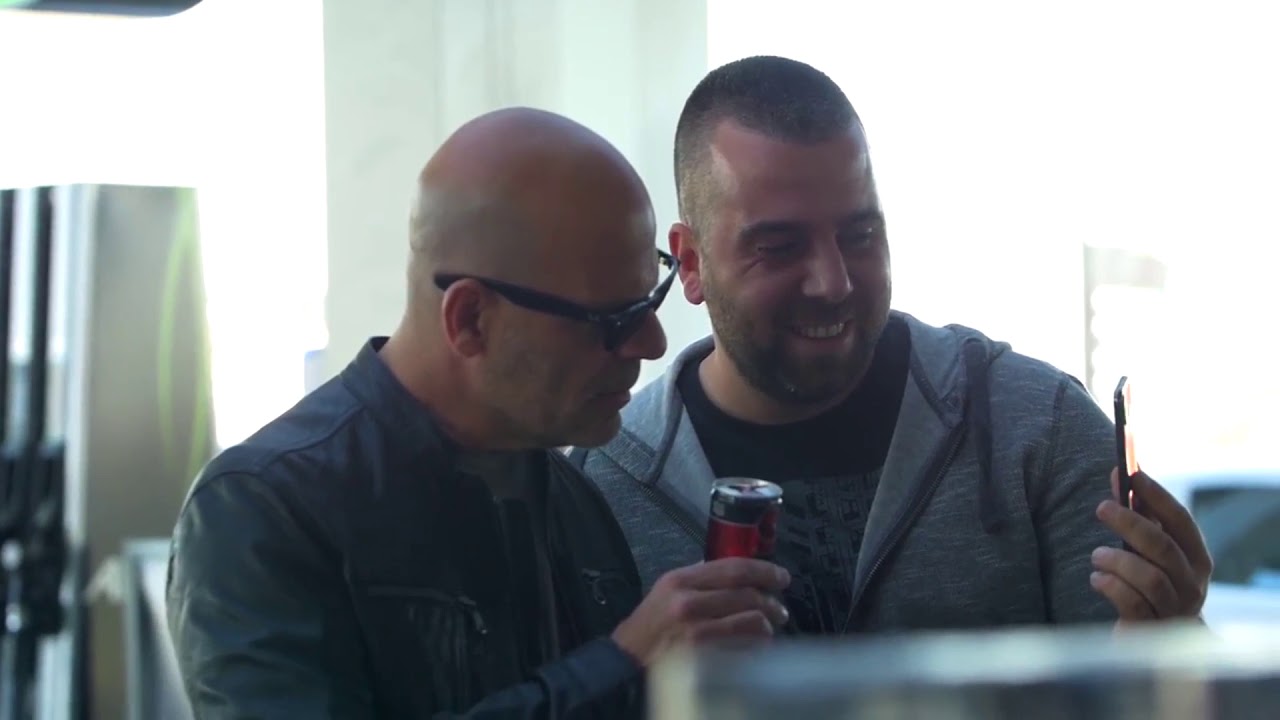 Bruce Willis a Hell Energy reklámarca újabb két évig YouTube