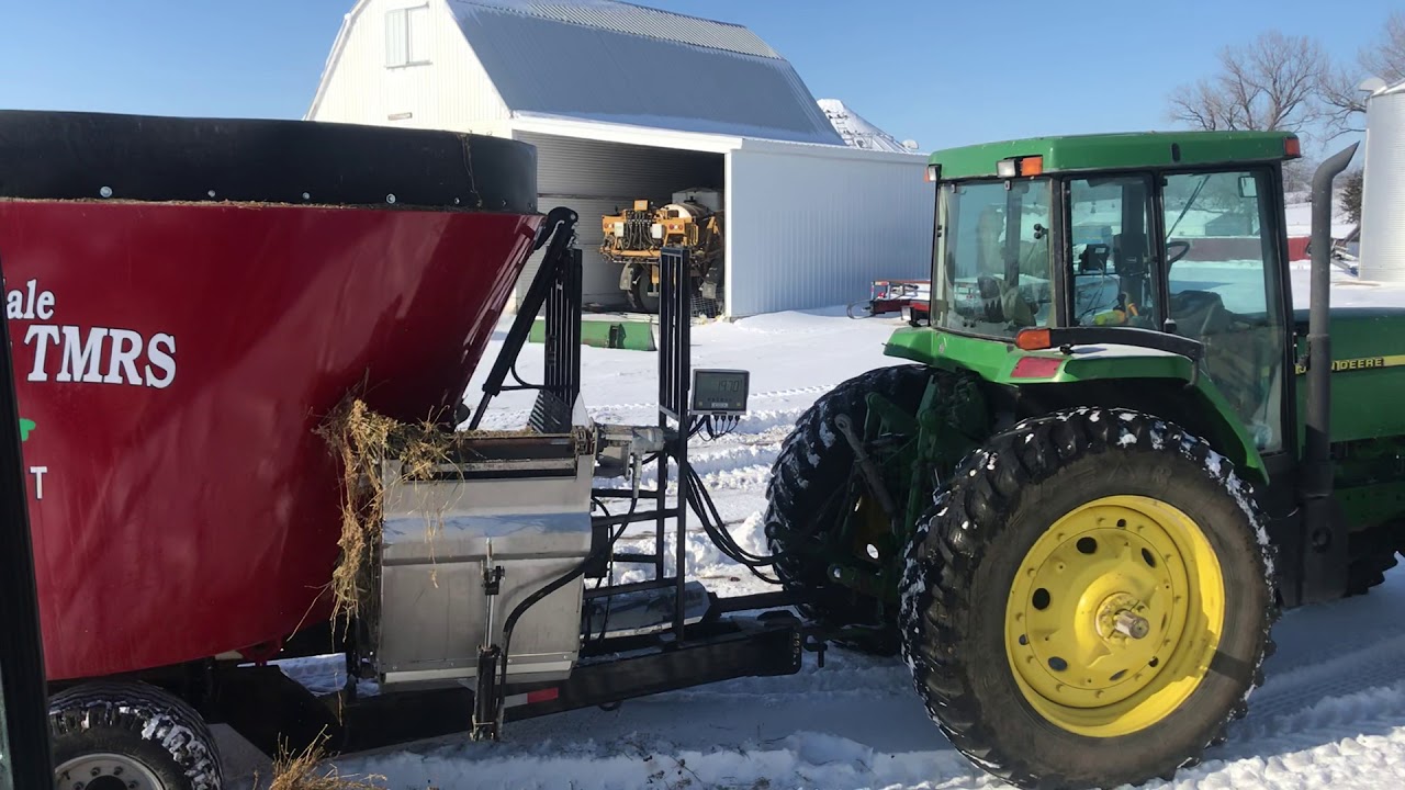 Cloverdale Vertical Mixer 500 T:  Processing big bales 1