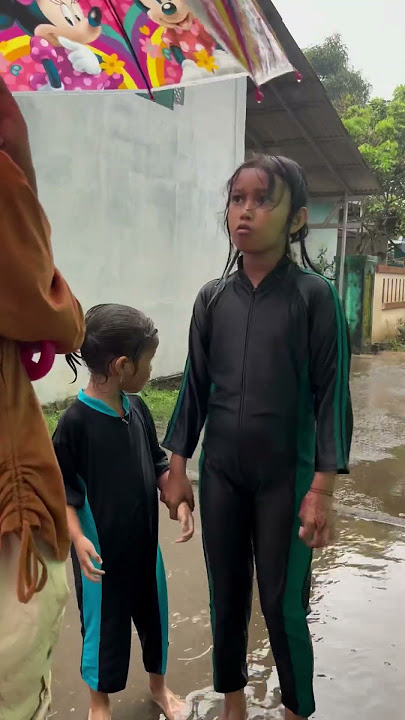 Baju Renang di Pakai Mandi Hujan