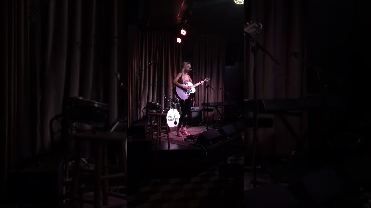 在 YouTube 上观看 Almost Handsome (Victoria Rose- live at Hotel Cafe in Hollywood) 在 YouTube 上观看 Almost Handsome (Victoria Rose- live at Hotel Cafe in Hollywood)