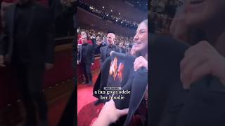 She gave Adele a hoodie and her reaction was…#adele #shortsfeed #music #youtubeshorts #concert #
