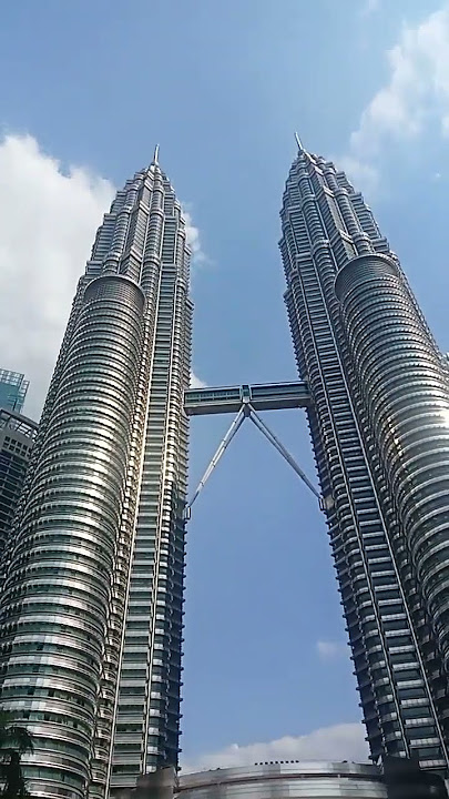 nungguin Upin Ipin di menara kembar Petronas #shortvideo #viral #kualalumpur #petronas #viral #fyp