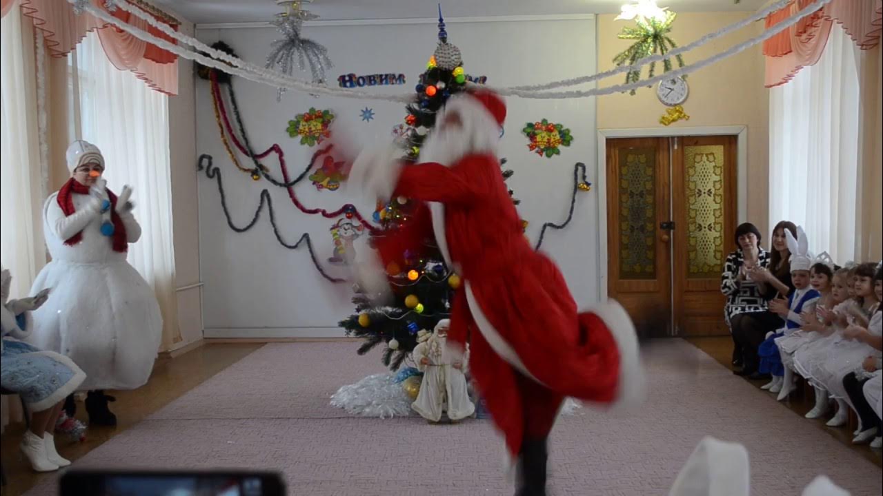 Утренник в садике. Дед мороз утренники видео. Дед мороз на утреннике в детском саду. Дед мороз утренники видео. Дед мороз на утреннике в детском саду.