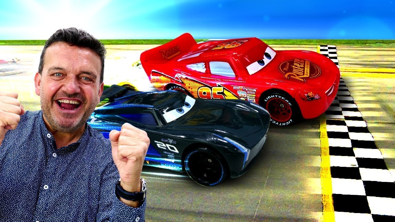 La GRAN carrera de Rayo McQueen! Coches de carreras. Vídeo de juguetes de YouTube