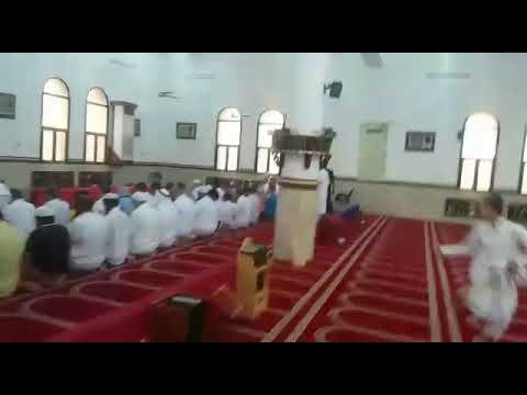دخل عليهم كلب وهم في المسجد