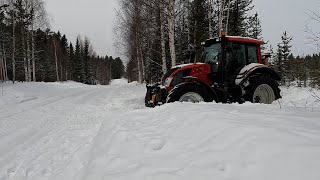 Valtra N123 going offroad in the snow