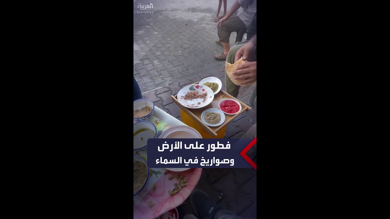 مواطن في غزة يقدم طعام الفطور لصحفيين في القطاع