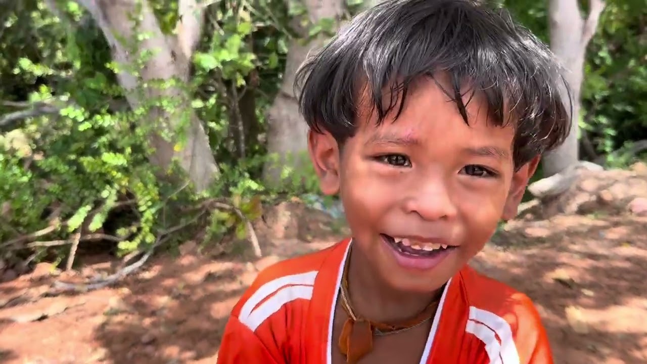 ក្មួយចាប់កង្កែបសប្បាយចិត្តបានឃេីញផ្ទះថ្មី By Pou Vot