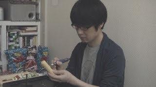 身近な駄菓子で楽しみたい 「うまい仏」彫る河地貢士さん