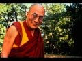 El Dalai Lama cantando