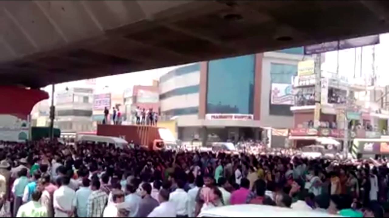 Bangalore: Garment Workers protest turns violent, Bommanahalli, Maddur