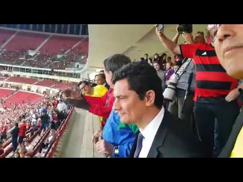Ao lado de Bolsonaro, Moro é aplaudido pela torcida do Flamengo no Mané Garrincha