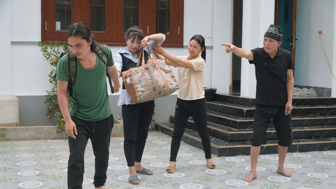 Minh was humiliated by Mr. Hung's father-in-law right at the dinner table, the family was broken.