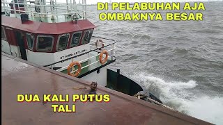 Ombak besar walaupun kapal sudah di pelabuhan