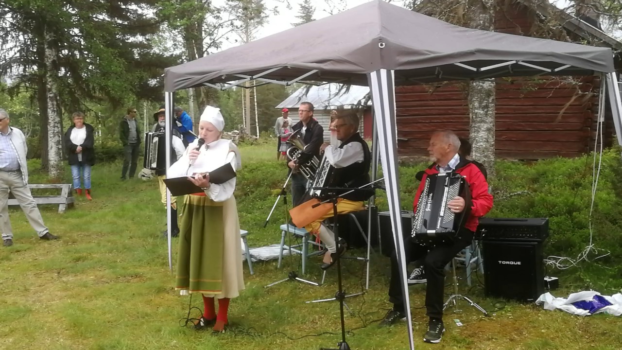 EvaLena Ekblom läser en egenkomponerad saga på midsommarfirandet på Norrgårdssälen 2017.