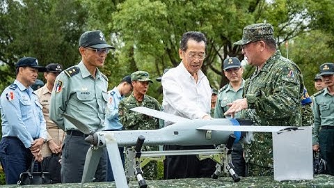 軍聞導讀20251119：ALTIUS-600M無人機首亮相顧立雄視導訓練彈射擊-美戰爭部公告我NASAMS採購合約首批3套2031年前交畢-中國艦載電戰機「殲-15DT」 起降「福建號」