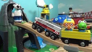 포비 공포의 미끄럼틀 기차 장난감 놀이 도전 ❤ 뽀로로 장난감 애니 ❤ Pororo Toy Video screenshot 1