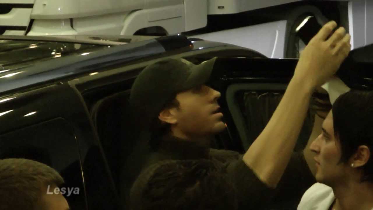 Enrique Iglesias with his fans after performance, 18.05.13, Moscow (Russia)