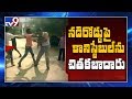 3 youths attack police constable