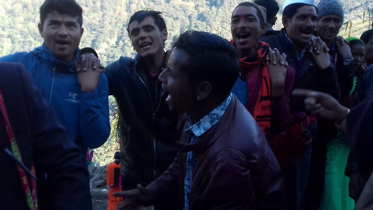 गोगिना पूजा में उत्तराखण्ड का लोक गीत गाते हुए दयाल आर्या