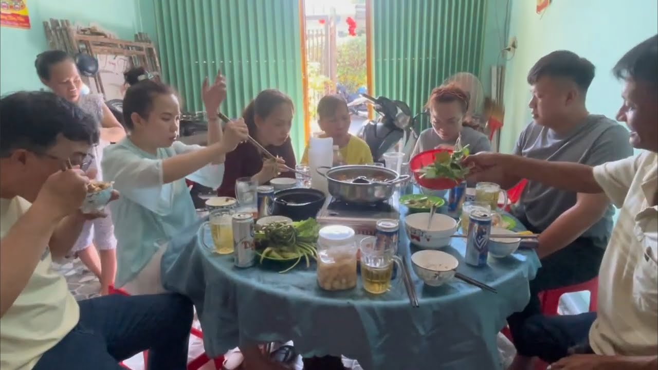 Bữa nay xum hợp ngày mùng hai tết an bữa Com vui vẻ 