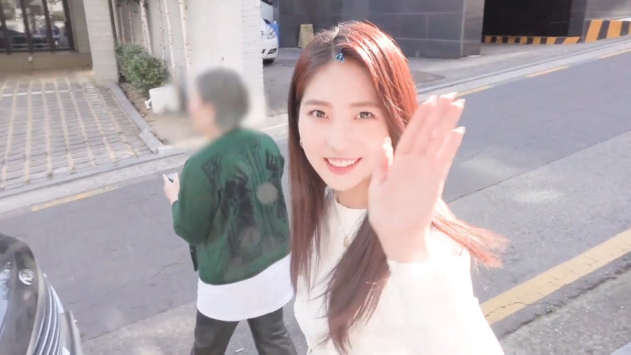 EVERGLOW Sihyeon and Yiren Daehan foreigner behind