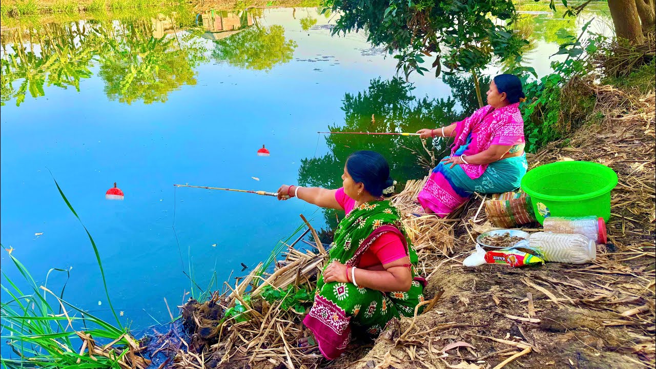 Fishing Video || Village ladies are very skilled and experienced in fishing || Fish catching trap