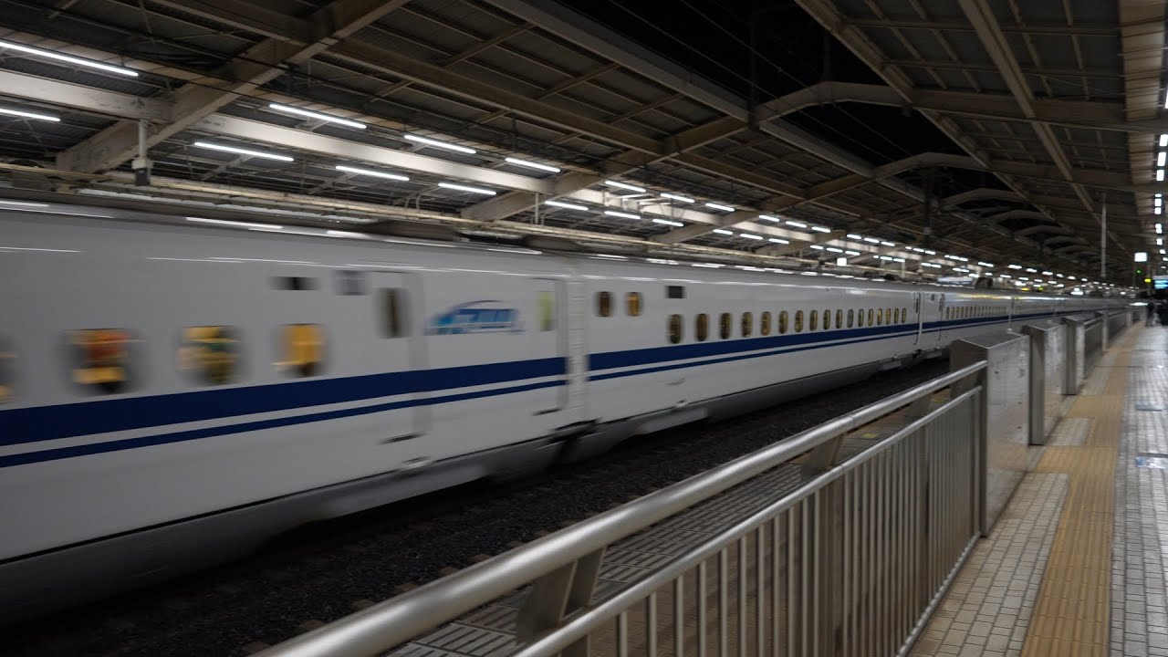 熱海駅の新幹線(夜) Shinkansen with music (23) at Atami Station