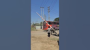 Manual Rail Gate, Closing the barrier. #gatekeeper #traffic  #shorts