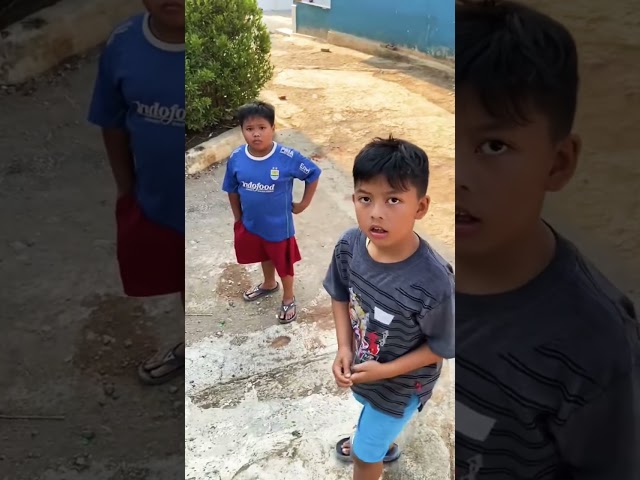 TAKUT BANGET ADEKNYA 🤣🤣🤣 #tiktok #shorts #funny #prank #indonesia #children class=