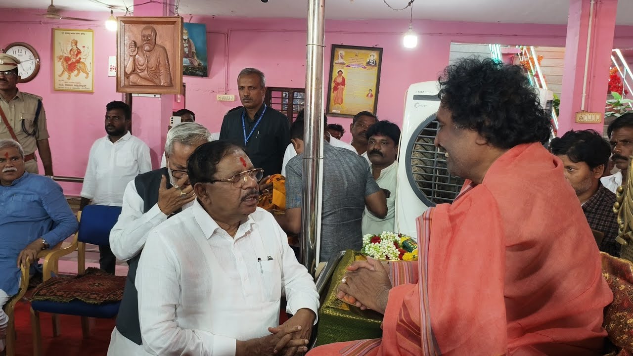 ಪರಮ ಪೂಜ್ಯ ಶ್ರೀ ವಿಶ್ವರಾಧ್ಯರ ದರ್ಶನಕ್ಕೆ ಆಗಮಿಸಿದ  ಶ್ರೀ Dr|| ಜಿ ಪರಮೇಶ್ವರ್ ಗೃಹ ಸಚಿವರು ಕರ್ನಾಟಕ ಸರ್ಕಾರ