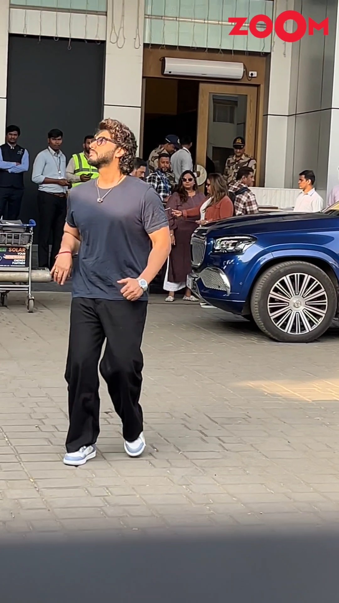 Arjun Kapoor ADJUSTS his posing position because of sunlight #shorts #arjunkapoor