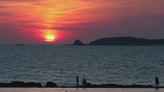 4K Free Stock Footage – Ocean Sunset with Silhouettes on the Beach | Cinematic Golden Hour B-Roll