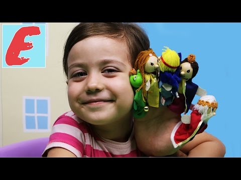 ემილია მღერის სიმღერას თითების ოჯახზე