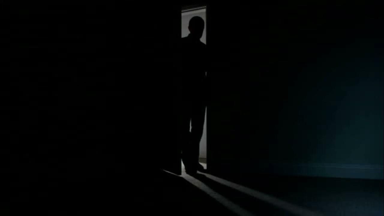 Man in dark room. Темный силуэт в комнате. Мужчина сидит в комнате. Мужчина в темной комнате. Темный человек.