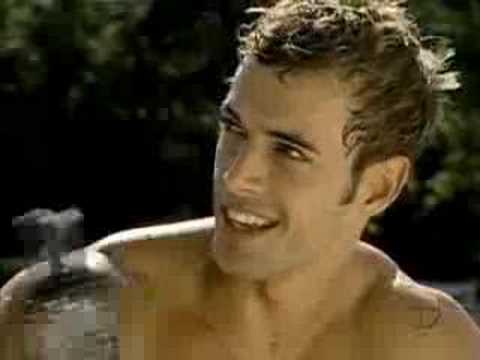 Video: William Levy Svarer Kritikere Af Sin Vittighed