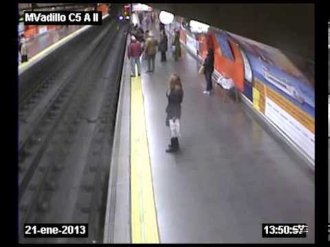 Un policía nacional rescata a una mujer desmayada que iba a ser arrollada por el Metro de Madrid