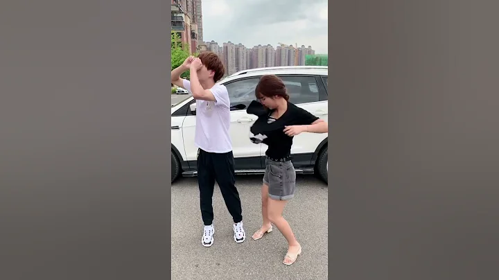搞笑 - 是不是看錯了，明明她衣服穿反了！ - 天天要聞