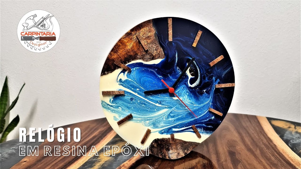 RELÓGIO DE PAREDE EM RESINA E MADEIRA