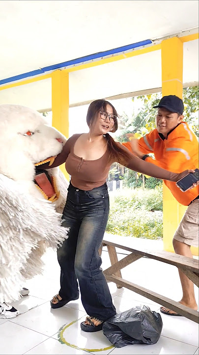 Detik detik tukang paket tolongin cewek cantik digigit can macanan