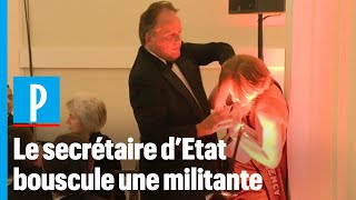 Royaume-Uni : un secrétaire d’Etat évacue violemment une militante de Greenpeace