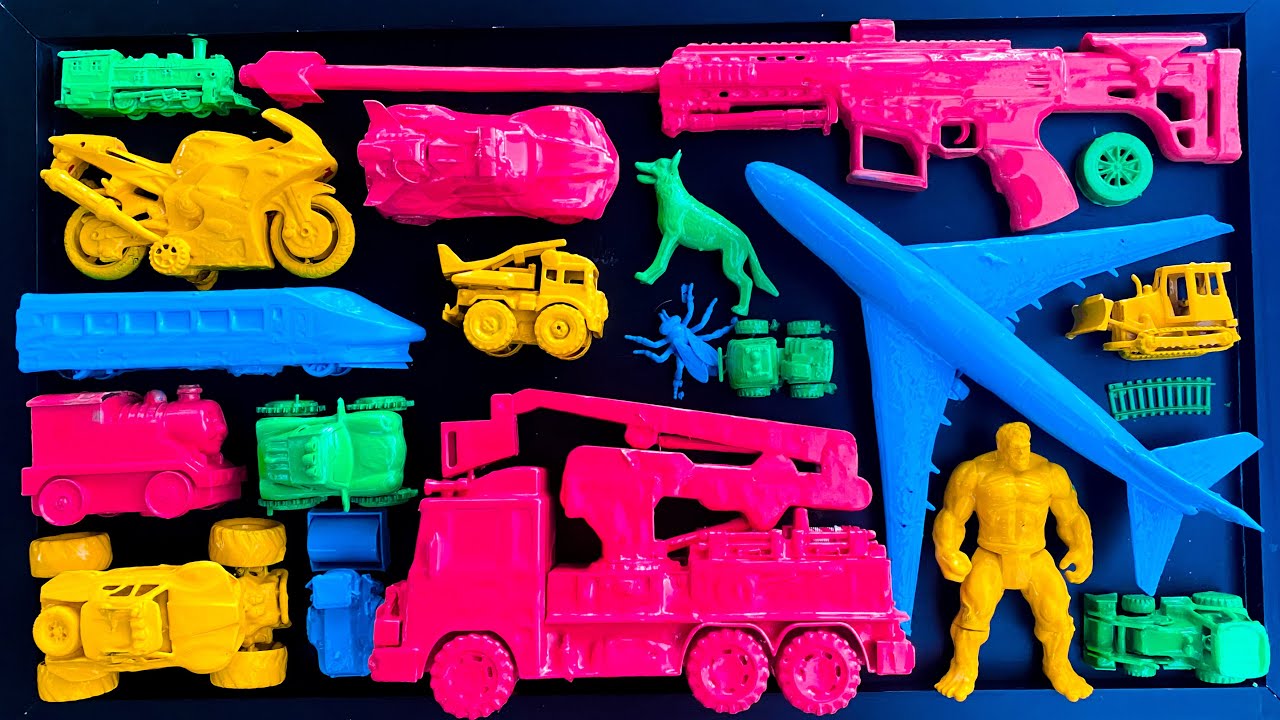 Membersihkan mobil mobilan, mobil damkar, mobil balap, truk, pesawat, kereta thomas