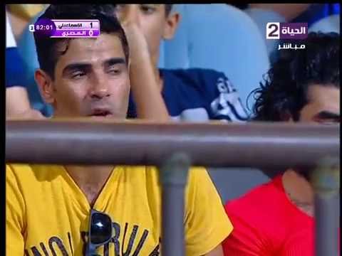 رغم الاصابة حارس الإسماعيلى محمد صبحى فى المدرجات لمؤازرة زملائه امام المصرى