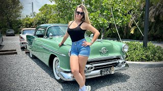 Linda joven Cubana maneja mi 1954 Oldsmobile y la pasamos súper bien